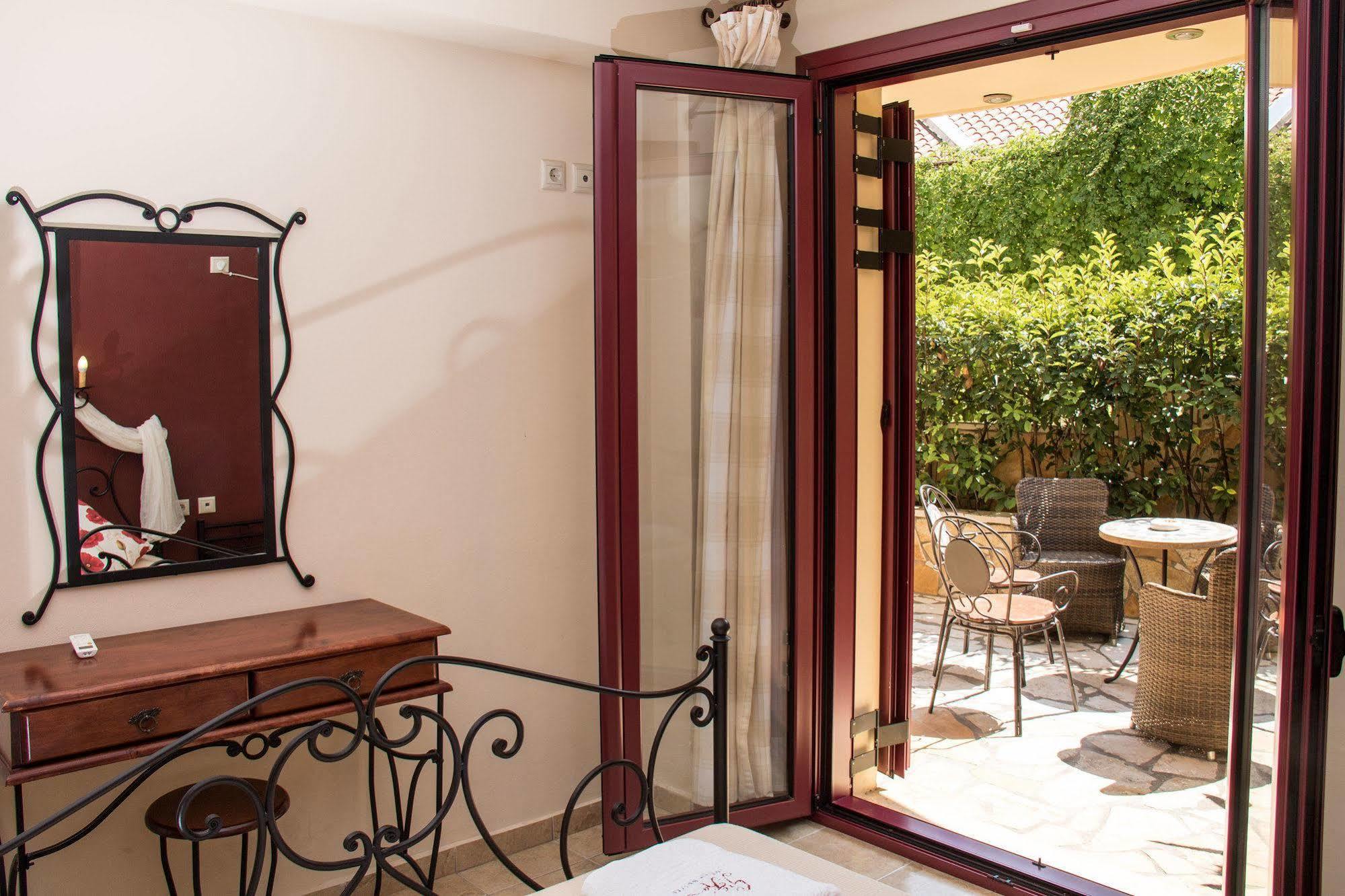 GreKa Ionian Suites Agia Efimia Bagian luar foto