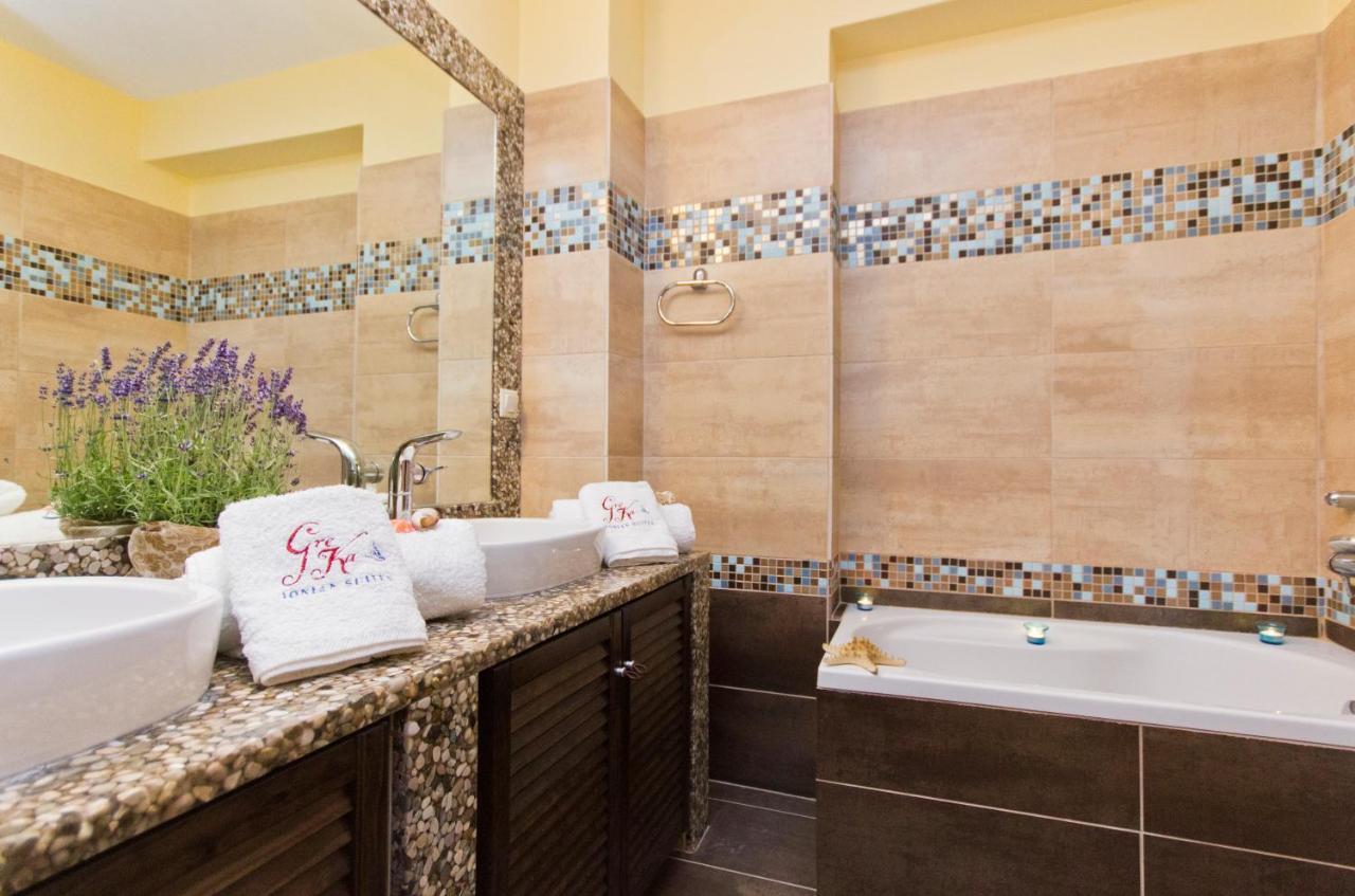 GreKa Ionian Suites Agia Efimia Bagian luar foto